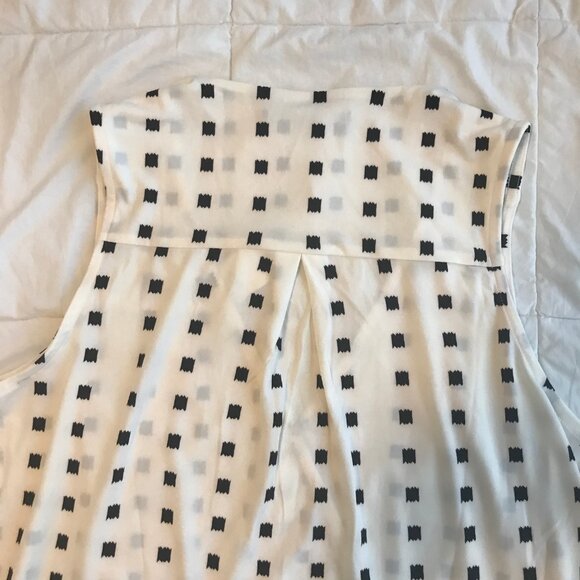 Lovely Banana Republic V-Neck Top in Size Small NWT - Picture 5 of 7